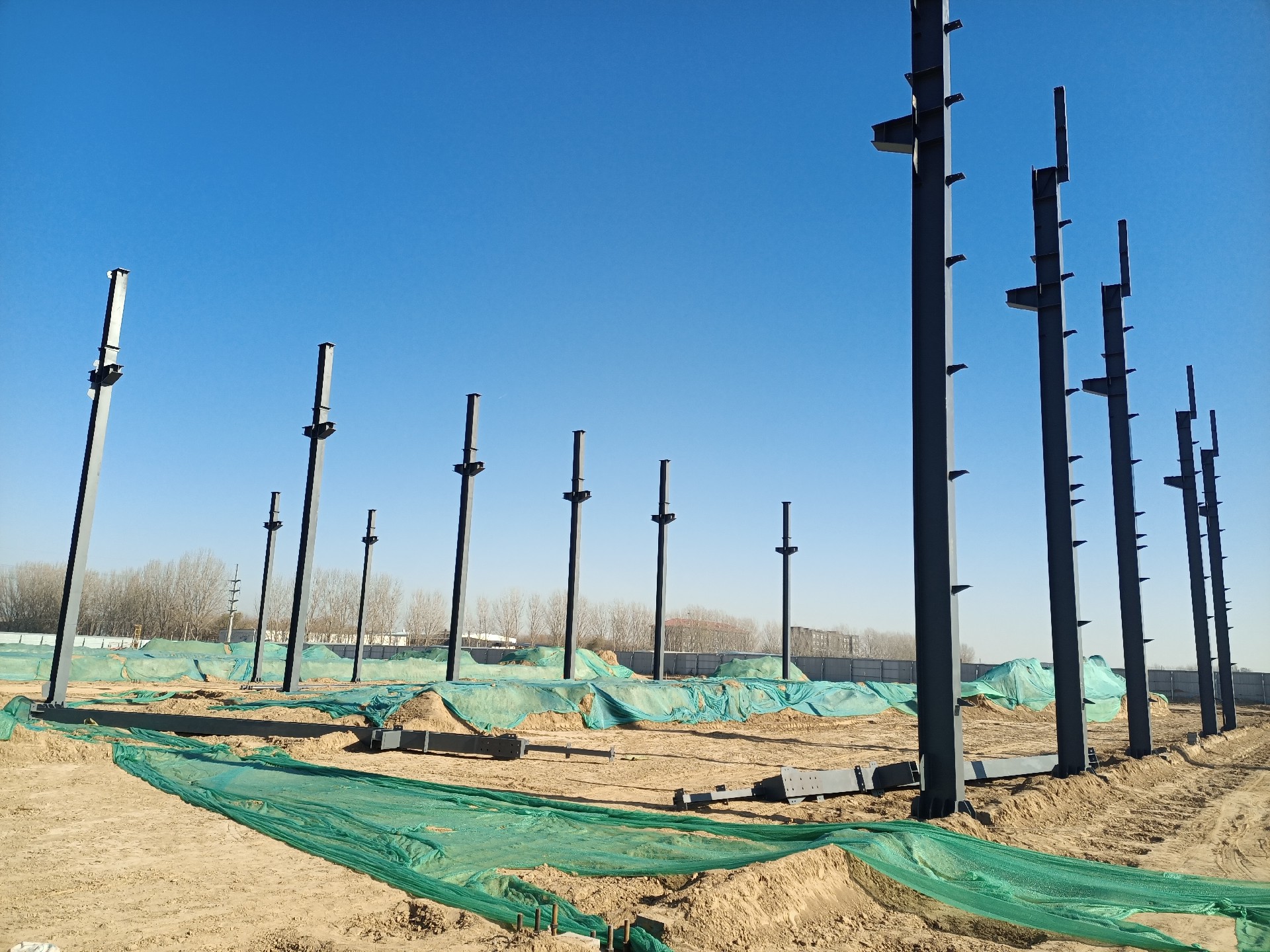 鋼結(jié)構(gòu)立柱施工，衡水鋼結(jié)構(gòu)廠家，衡水鋼結(jié)構(gòu)廠，衡水鋼結(jié)構(gòu)廠房，衡水廠房車間加工，金鼎鋼構(gòu)，衡水鋼結(jié)構(gòu)加工廠，金鼎鋼結(jié)構(gòu)，激光切割加工鋼結(jié)構(gòu)，機械手焊接鋼結(jié)構(gòu)